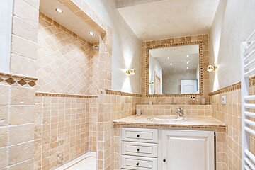 A bathroom with a sink and a mirror