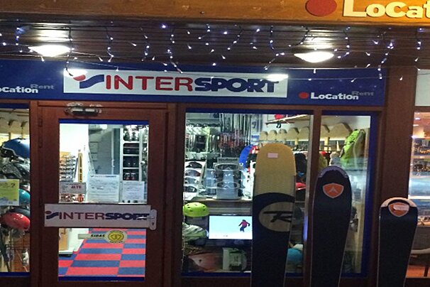 A store front with a sign that says intersport