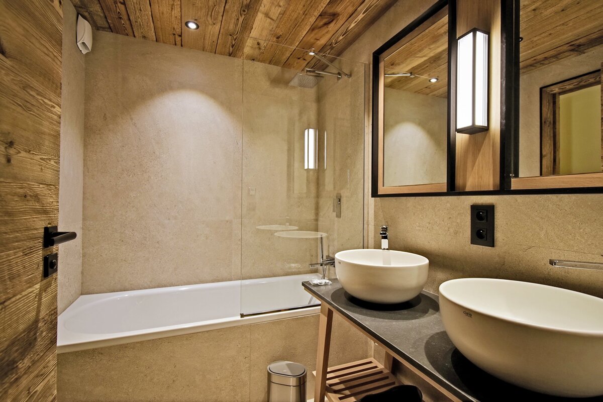 A bathroom with two sinks and a bathtub