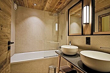 A bathroom with two sinks and a bathtub
