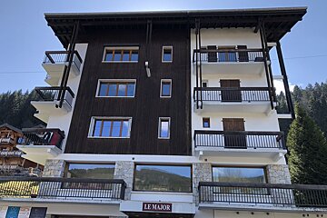 A building with a sign that says le major on it
