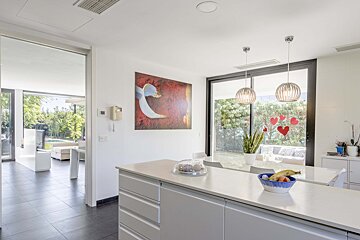 A kitchen with a bowl of fruit on the counter