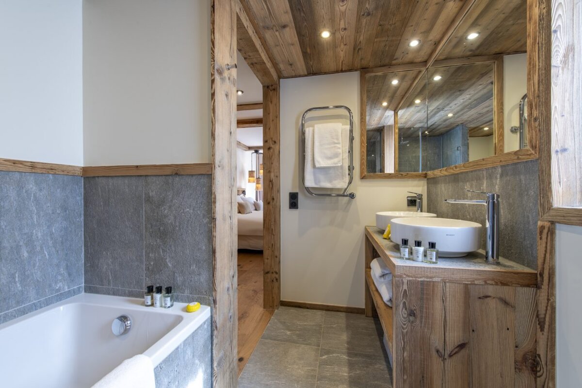 A bathroom with two sinks and a bathtub
