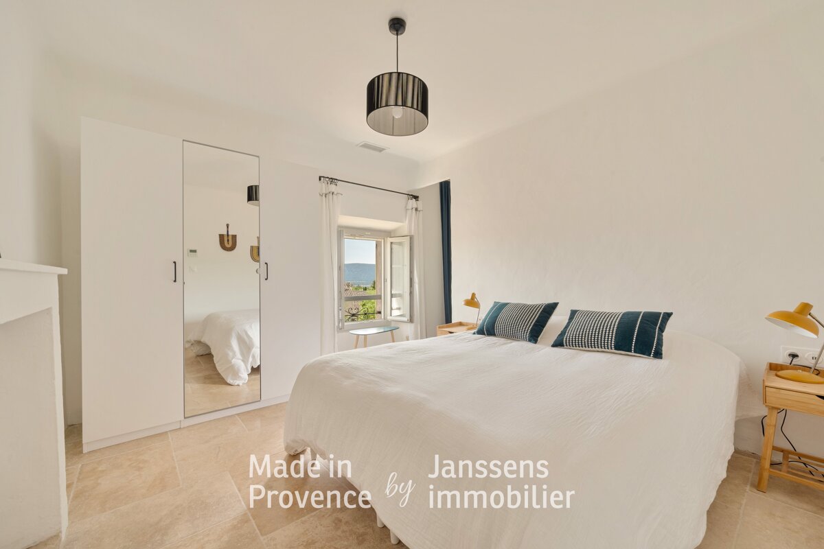 A bedroom with the words made in provence by immobilier on the wall