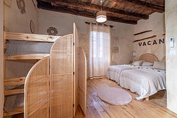 A bedroom with two beds and the word vacan on the wall