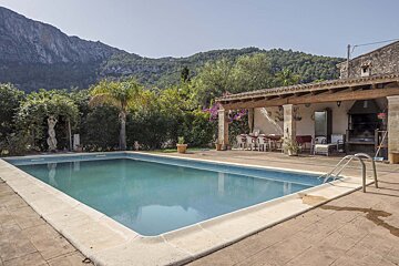 A large swimming pool with mountains in the background
