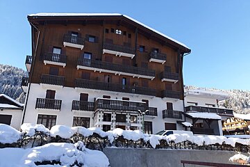 A large building with a sign that says l' ermitage