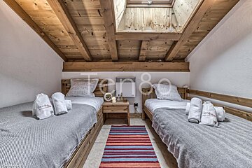 A bedroom with two twin beds and a sign that says ten80