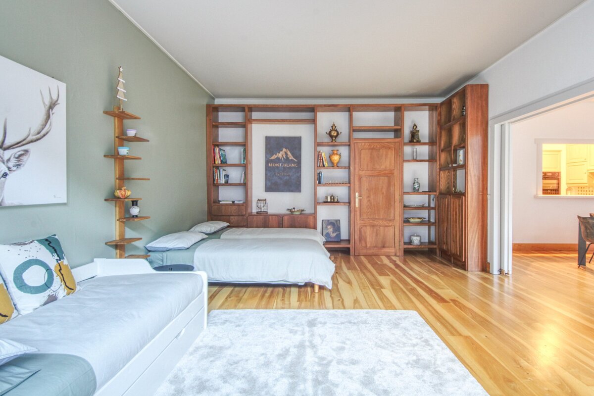 A room with two beds and a sign that says monte bianco