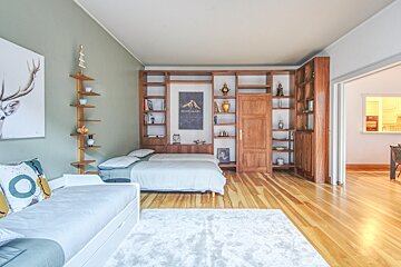 A room with two beds and a sign that says monte bianco