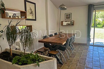 A dining room with a table and chairs and a sign that says home sud