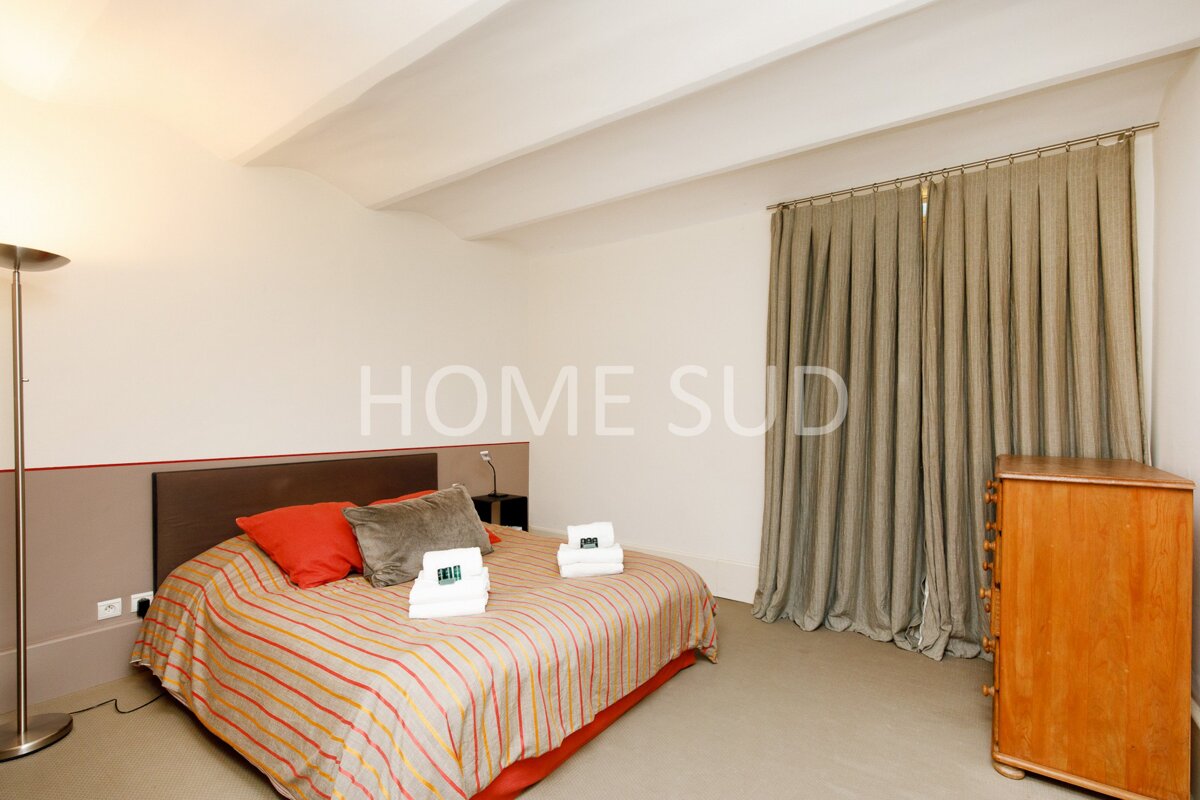 A bedroom with a bed and a dresser that says home sud