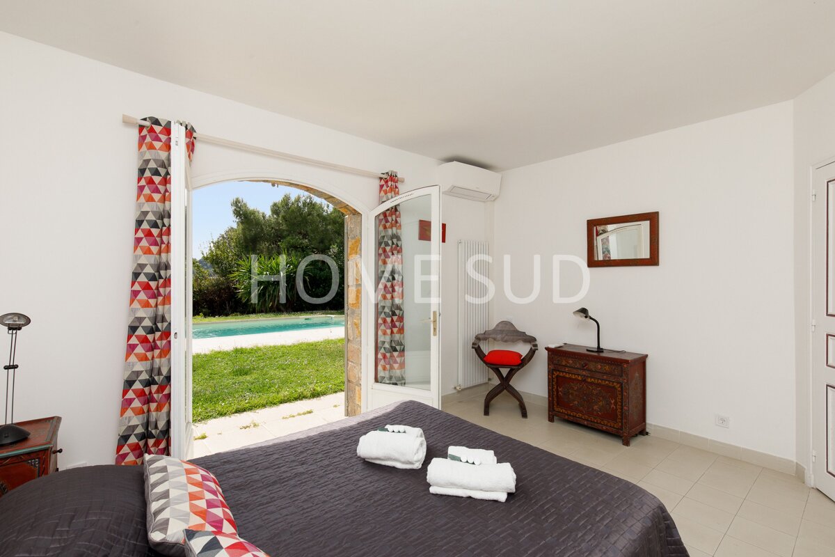 A bedroom with a view of a pool and the words home sud on the wall