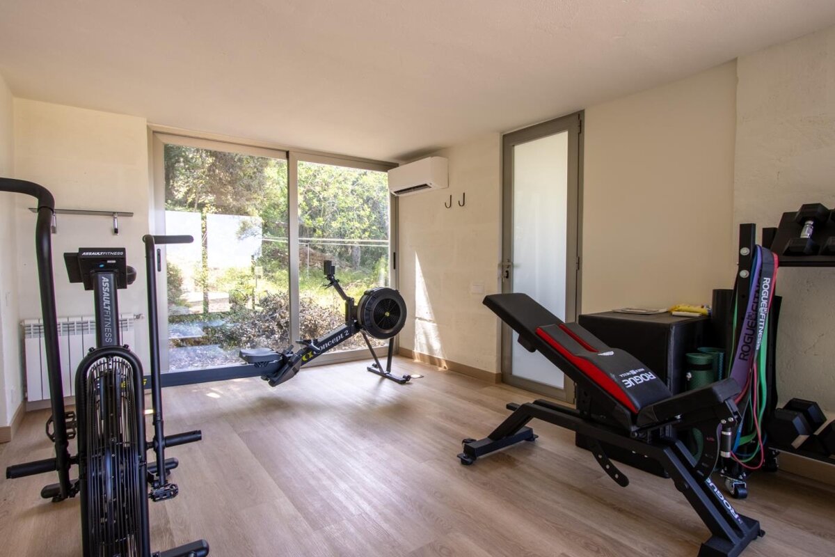 A gym with a bench that says rogue on it