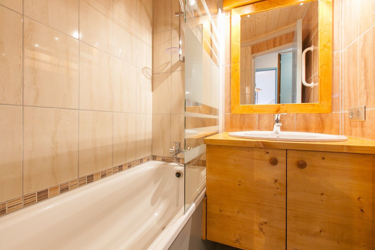 A bathroom with a bathtub and a sink