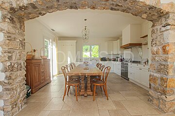 A kitchen with a long table and chairs and a sign that says homesud