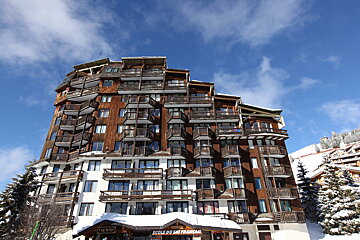 A building with a sign that says ecole du ski francais