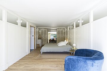 A bedroom with the word immobilier on the wall