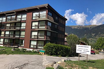A building with a sign that says chemin prive