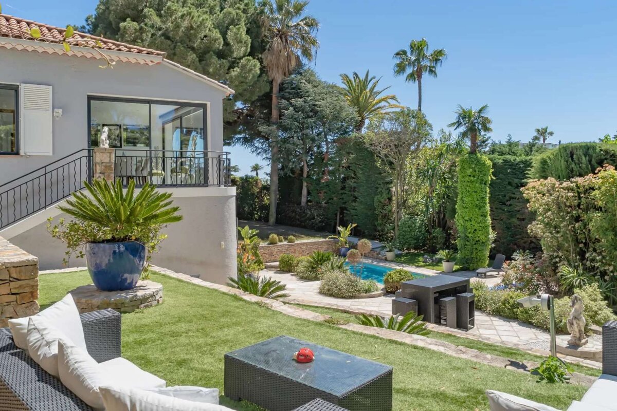 The backyard of a house with a table and chairs