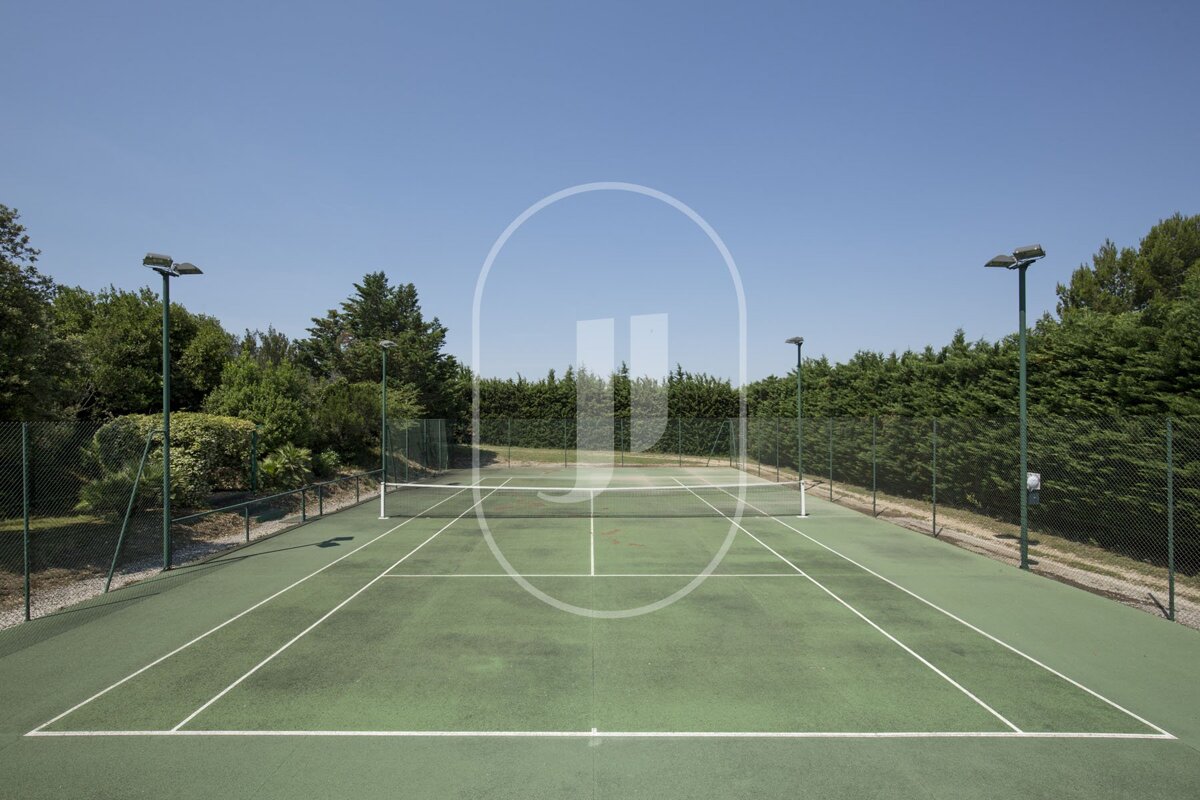 A tennis court with the letter j on it