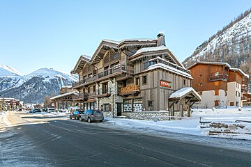 A building with the word spar on it
