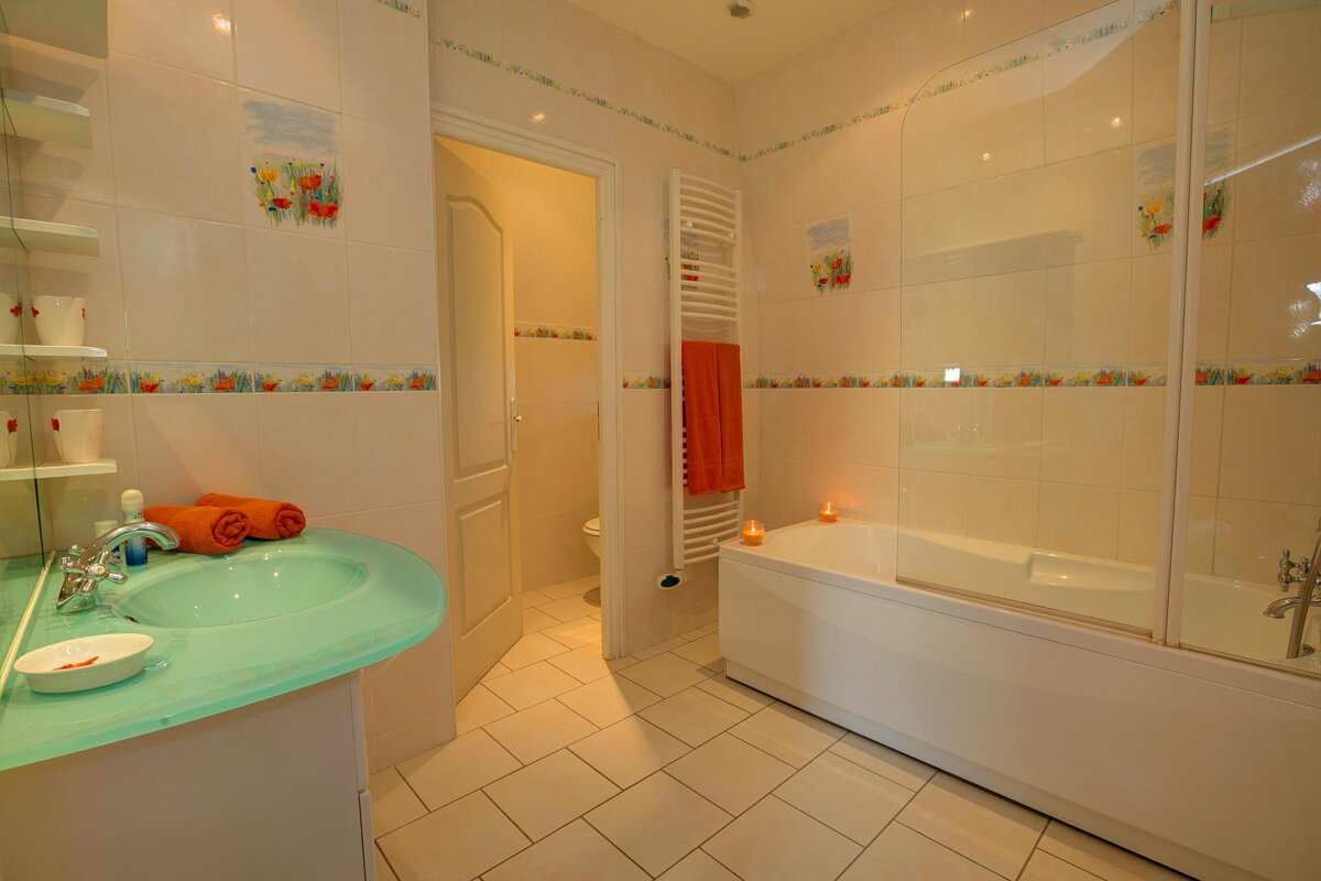 A bathroom with a bathtub and a sink