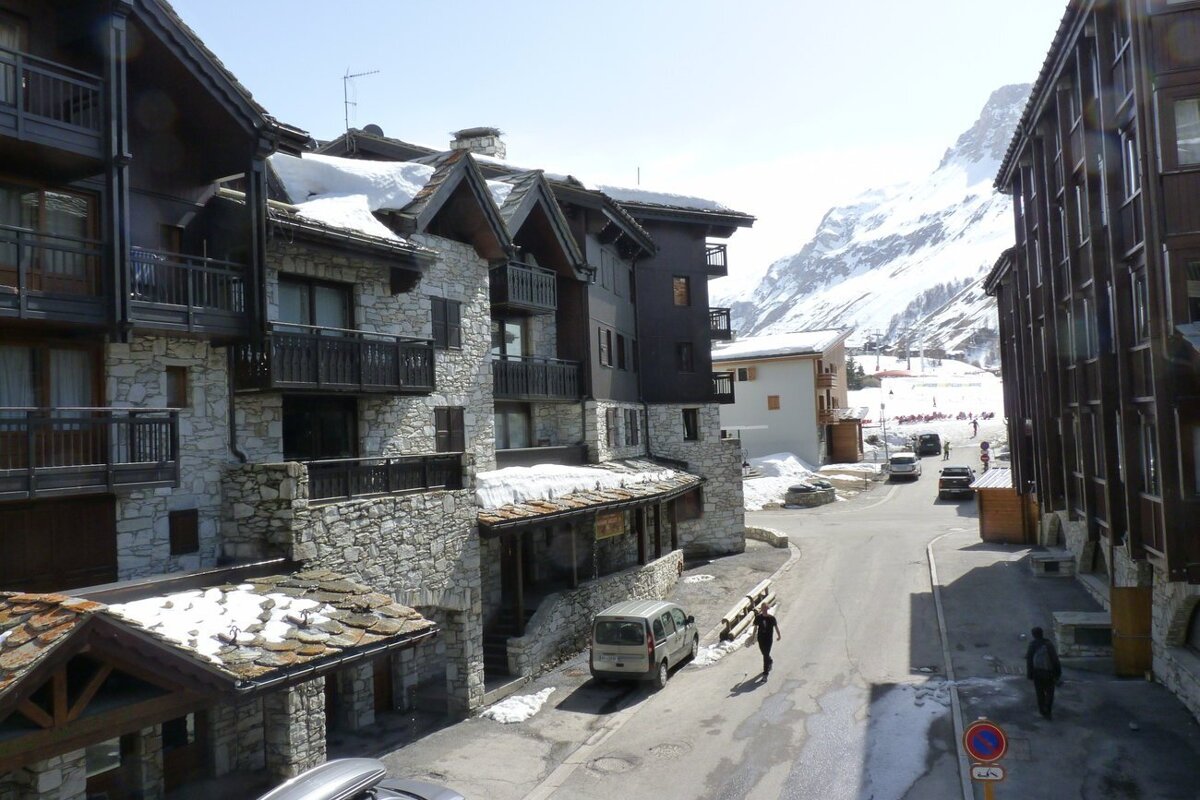 A bedroom with a single bed and a picture on the wall that says ' valdisere '