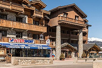 A building with a sign that says intersport on it