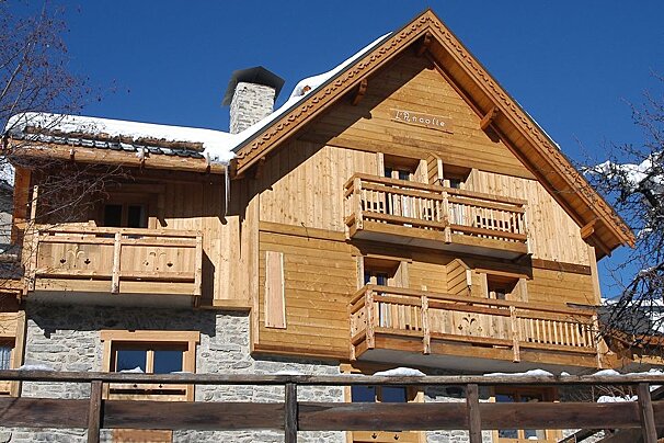 A large wooden building with the word l' etoile on it