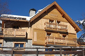 A large wooden building with the word l' etoile on it
