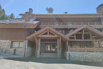 A building with a sign that says residence le yeti