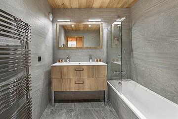 A bathroom with two sinks and a bathtub