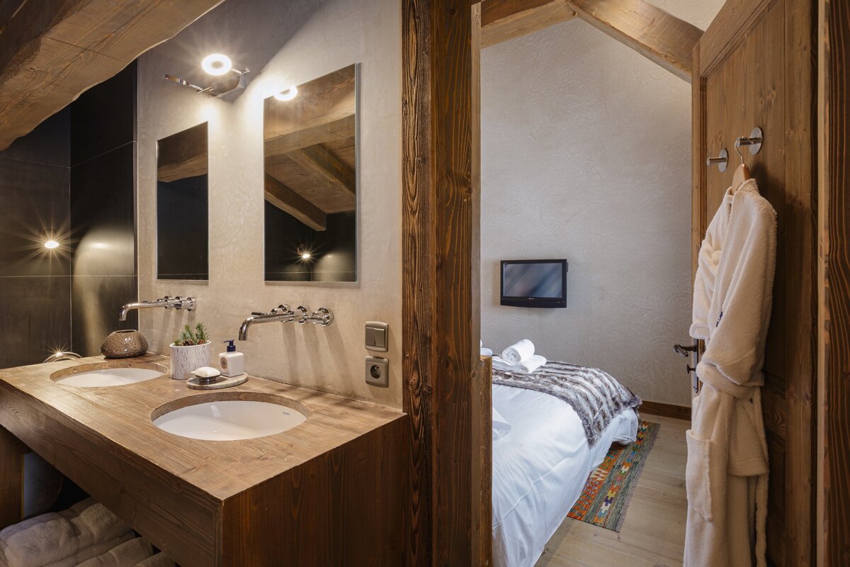 A bathroom with two sinks and two mirrors