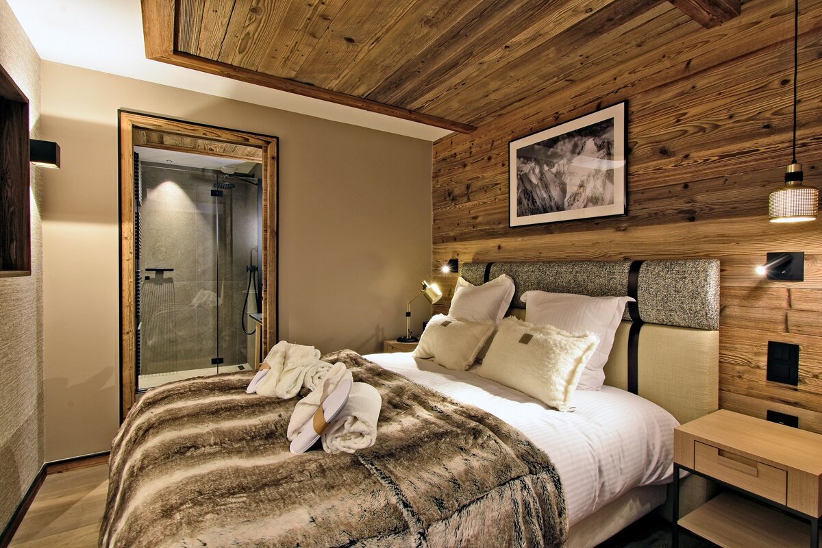 A bedroom with a bed and a picture on the wall