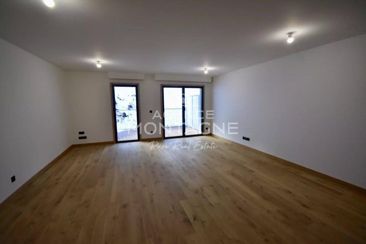 An empty room with a sign that says