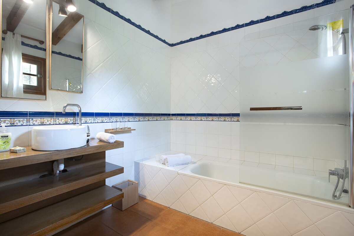 A bathroom with a sink and a bathtub