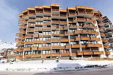 A large building with a lot of balconies and windows