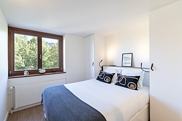 A bedroom with a bed and a sign that says montagne