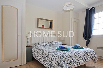 A bedroom with a bed and a sign that says home sud