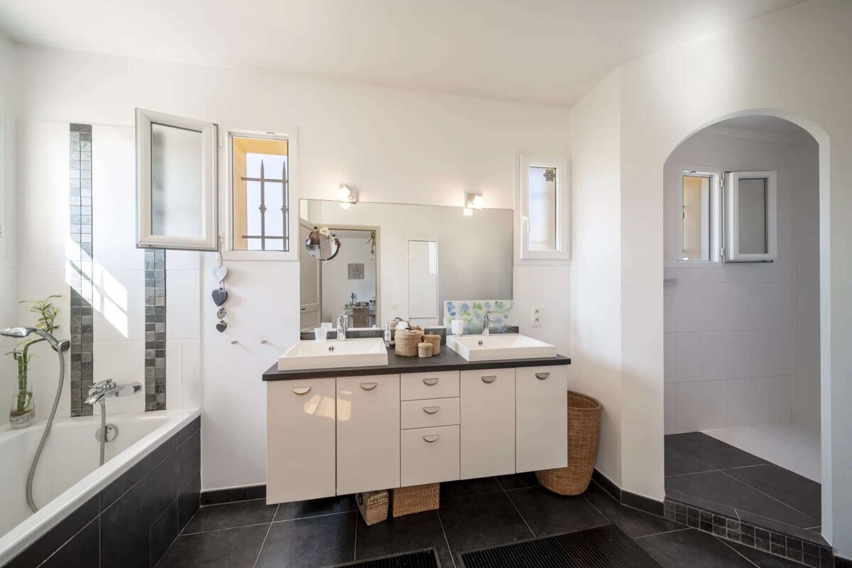 A bathroom with two sinks and a bathtub