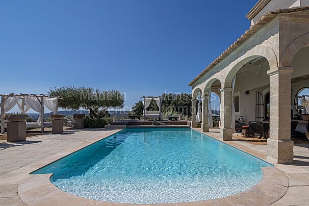 A large swimming pool in front of a building with the word immobilier on it