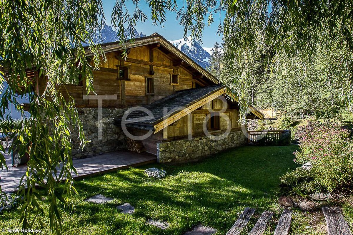 A picture of a house with the word terro on it