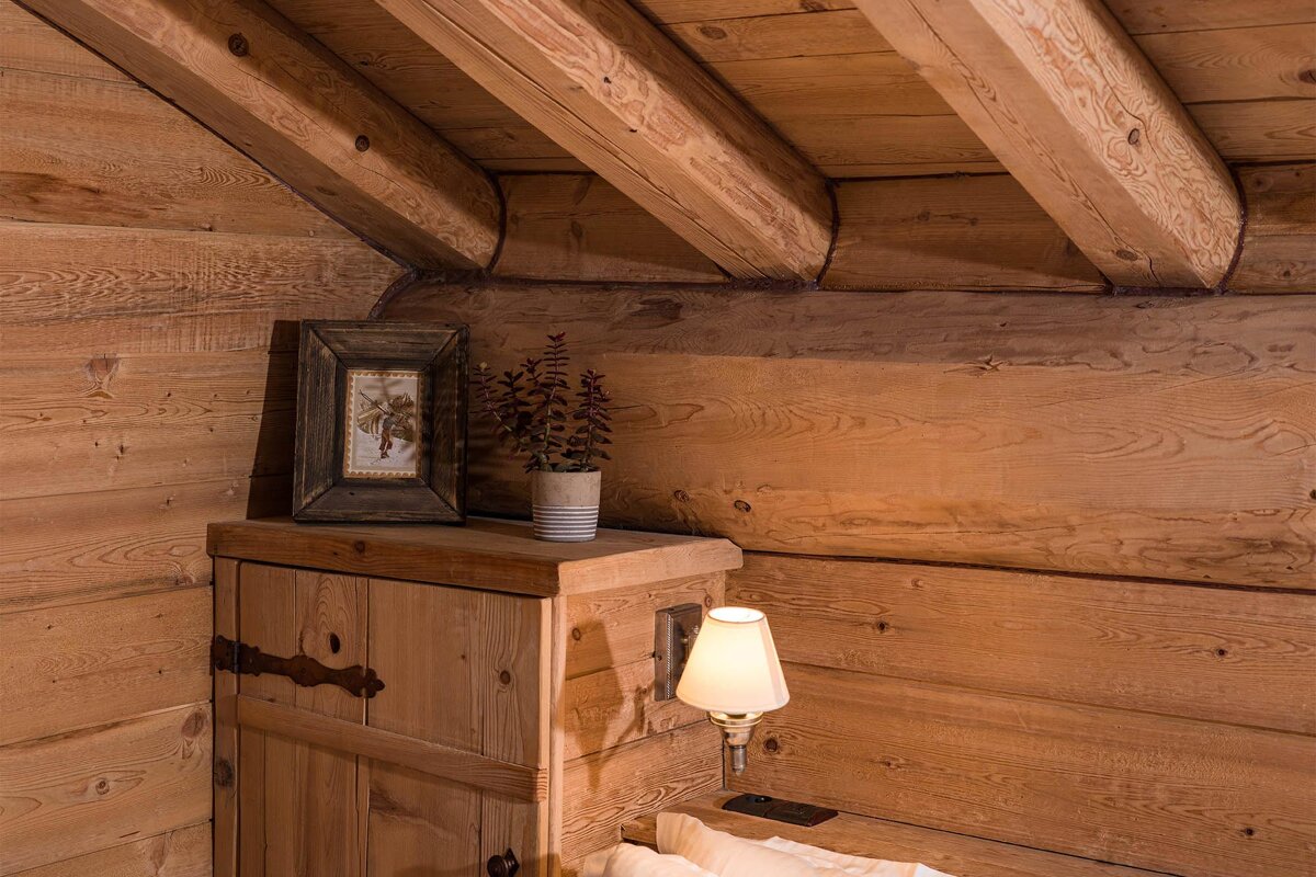 A picture frame with a picture of a deer on it sits on a wooden shelf