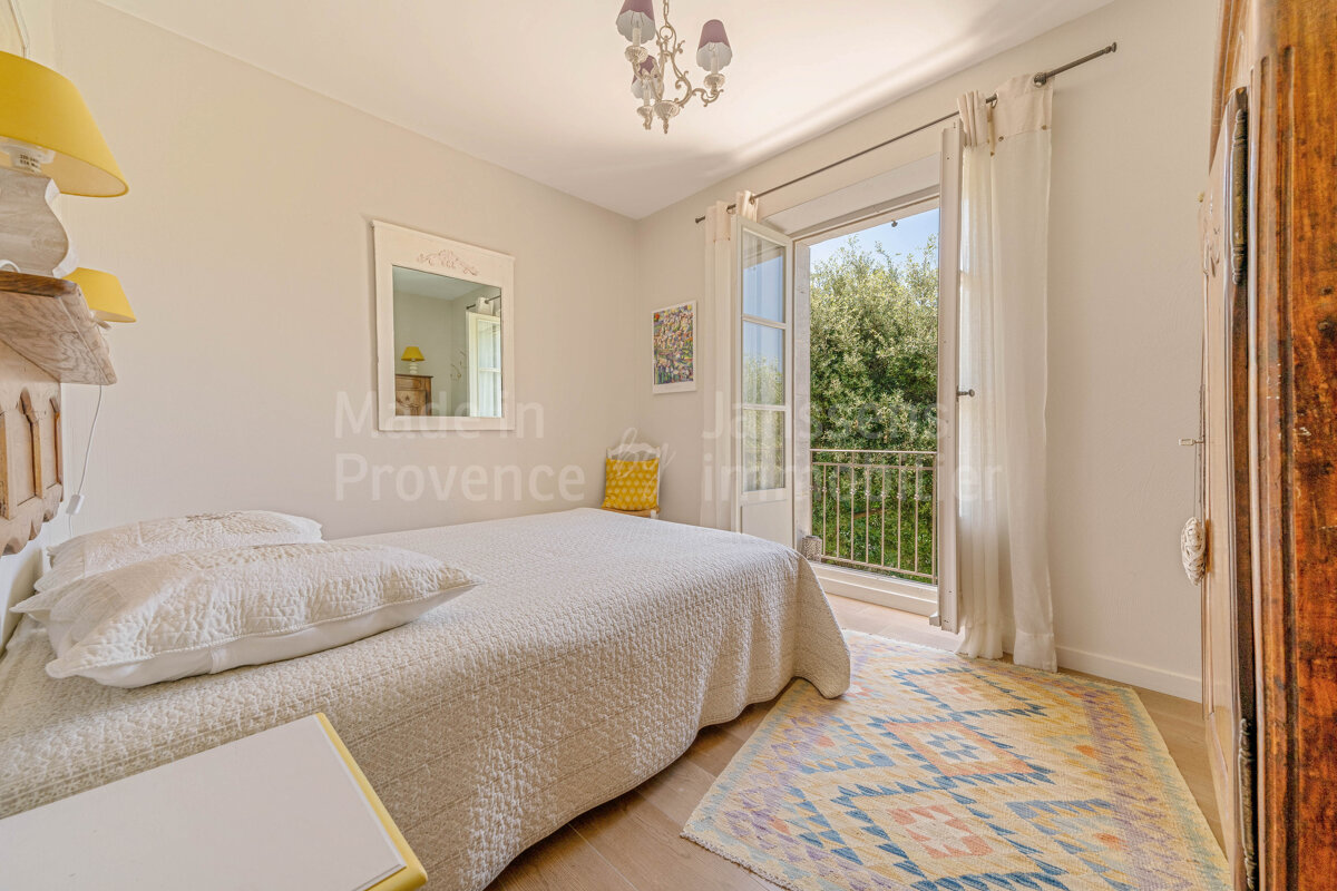 A bedroom with a bed and a rug that says martin provence