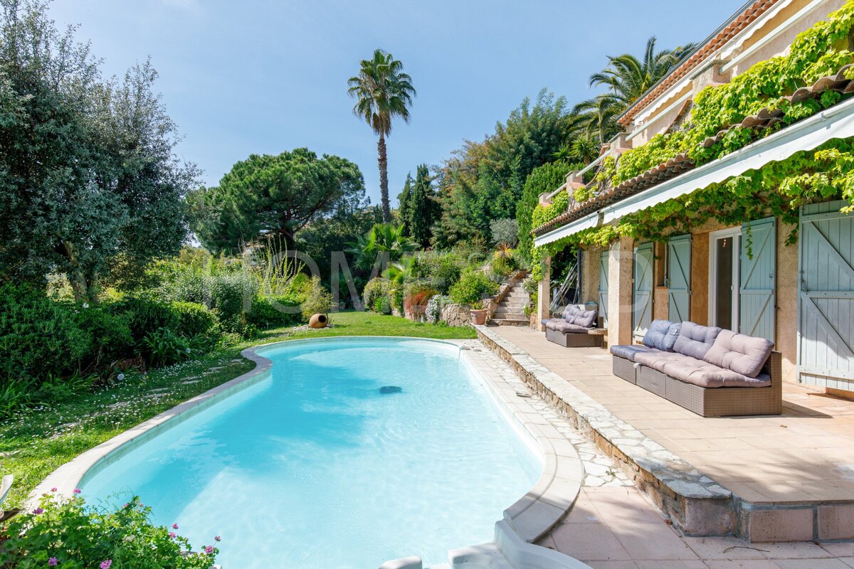 A house with a large swimming pool is for sale