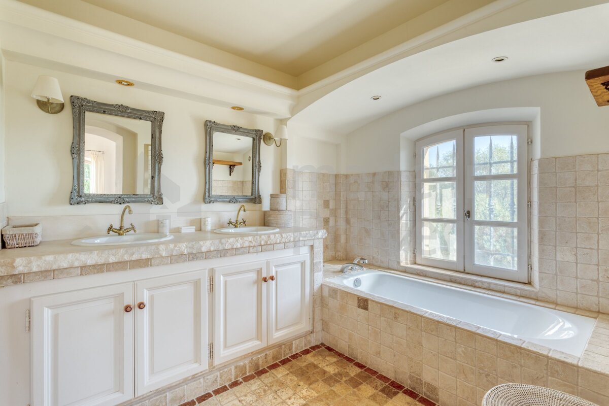 A bathroom with two sinks and a bathtub