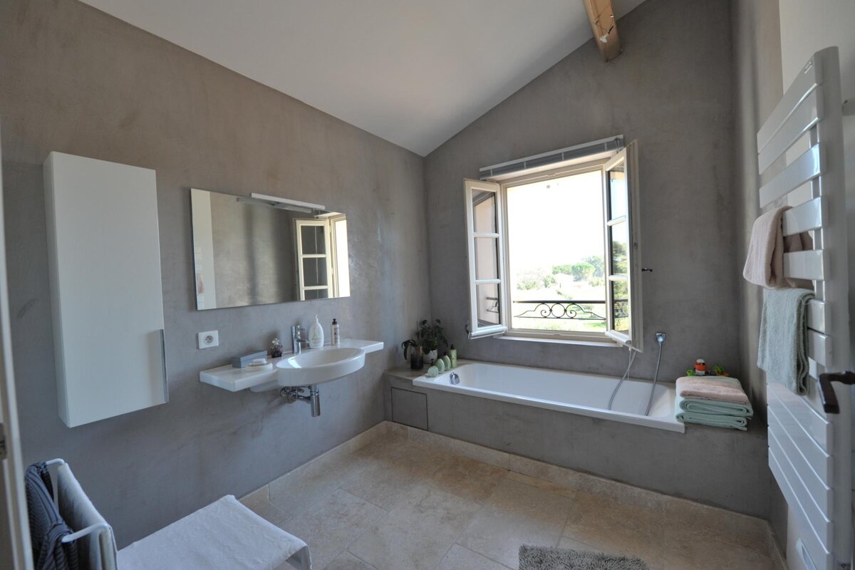 A bathroom with two sinks and a bathtub