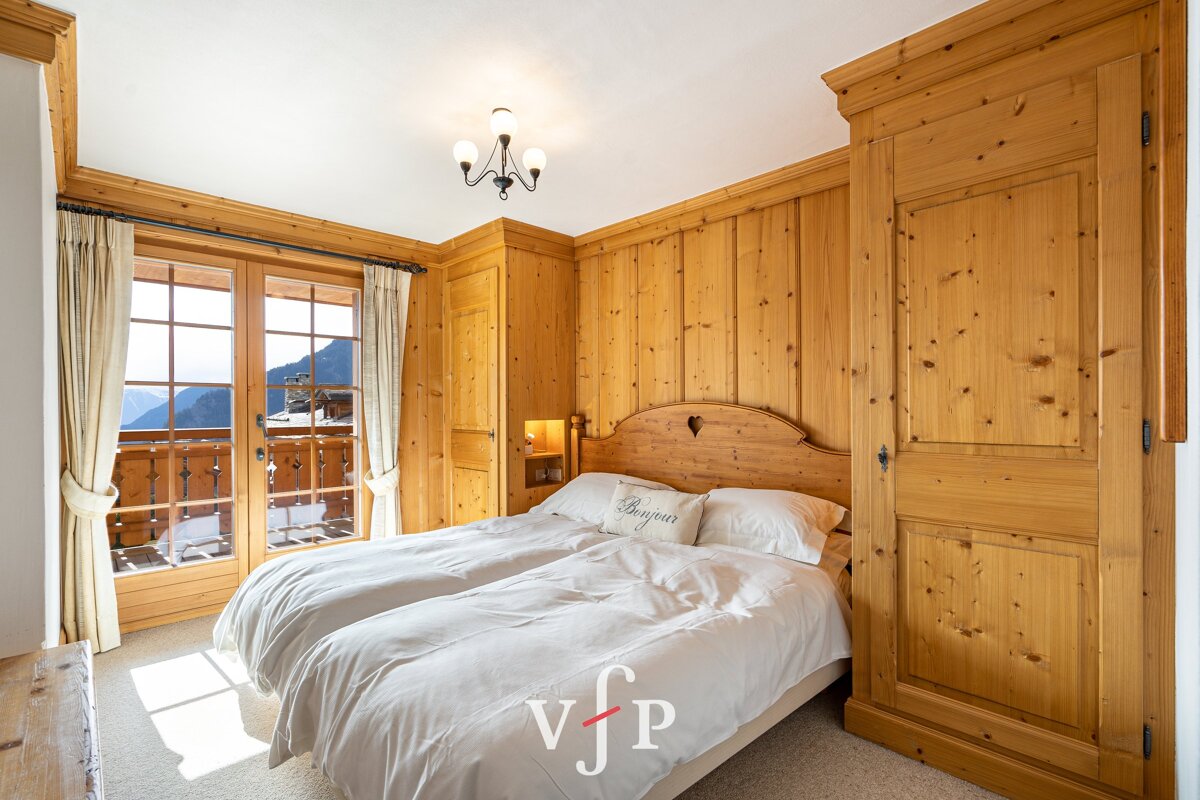 A bedroom with a bed and a pillow that says bouquet