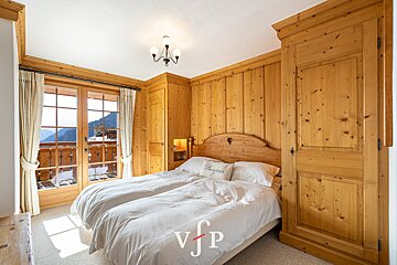 A bedroom with a bed and a pillow that says bouquet